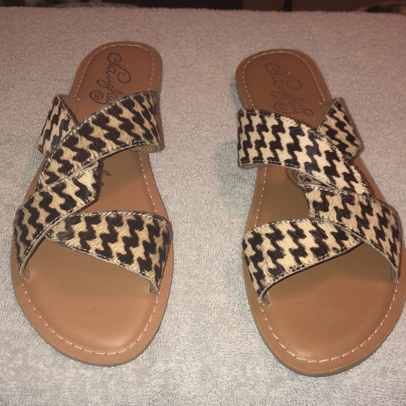 NWOB Naughty Monkey Conga Sandal Cream/Black - Picture 7 of 8